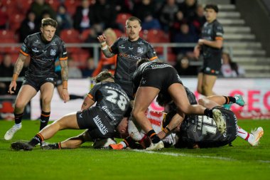 St. Helens 'den Curtis Sironen, 19 Nisan 2024' te St Helens vs Hull FC 'de oynanan Betfred Süper Lig karşılaşmasında sayı yapmak için Hull FC' den Herman Eseese 'i geçti.