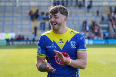 Warrington Wolves takımından Matty Ashton, 20 Nisan 202 'de Halliwell Jones Stadyumu, Warrington' da oynanan 8. Betfred Süper Lig karşılaşmasında kazandığı 16-14 'lük galibiyeti kutluyor.