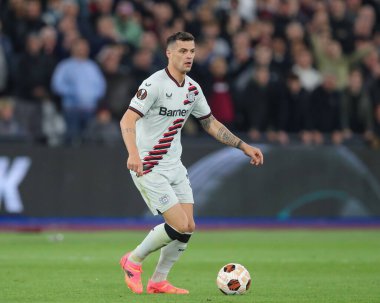 Bayer Leverkusen 'den Granit Xhaka, 18 Nisan 202' de Londra Stadyumu 'nda oynanan UEFA Avrupa Ligi çeyrek final maçında West Ham United, Bayer 04 Leverkusen' e karşı.