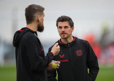 Bayer Leverkusen takımından Jonas Hofmann, UEFA Avrupa Ligi çeyrek final maçında 18 Nisan 202 'de Londra' daki Londra Stadyumu 'nda oynanan Bayer 04 Leverkusen maçında maçı izledi.