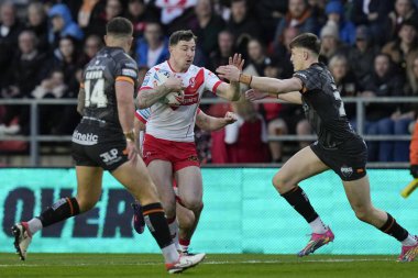 St. Helens takımından Mark Percival, 19 Nisan 202 'de St Helens vs Hull FC' de oynanan Betfred Süper Lig 8. Maçı 'nda Hull FC savunmasında koşuyor.