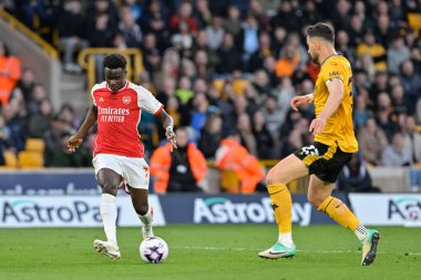 Arsenal 'den Bukayo Saka, 20 Nisan 202' de Molineux, Wolverhampton, İngiltere 'de oynanan Premier League maçında Wolverhampton Wanderers-Arsenal maçında topu geçiyor.