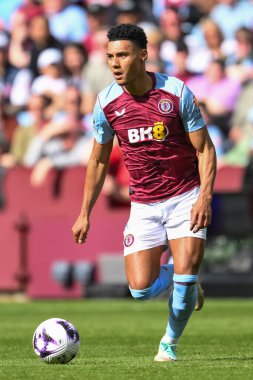 Aston Villa takımından Ollie Watkins Premier Lig maçında Villa Park, Birmingham, İngiltere 'de Aston Villa-Bournemouth maçında topa vuruyor.