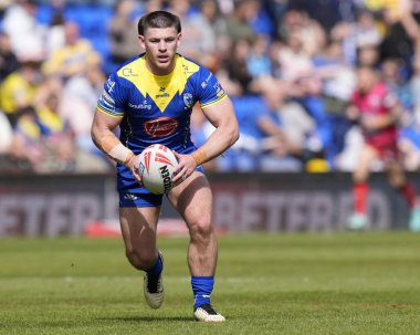 Warrington Wolves takımından Danny Walker, 20 Nisan 202 'de Warrington, Warrington' daki Halliwell Jones Stadyumu 'nda oynanan Warrington Wolves - Leigh Leopards maçında topla koşuyor.