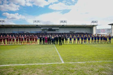 Sör Lindsay Hoyle, bu hafta oynanan Betfred Süper Lig 8. Raundu 'nda Warrington Wolves - Leigh Leopards maçı sırasında Warrington, Warrington' da ölen eski milletvekili Doug Hoyle 'u ve aile üyelerini alkışlıyor.,