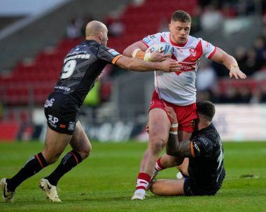 St. Helens 'ten Morgan Knowles 19 Nisan 202' de St Helens vs Hull FC 'de oynanan Betfred Süper Lig 8. Maçı' nda Hull FC takımından Danny Houghton 'a koşuyor.