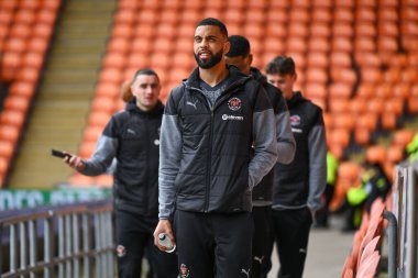 Blackpool 'dan CJ Hamilton, Blackpool Road, Blackpool, İngiltere' de 20 Nisan 202 'de oynanan Blackpool-Barnsley maçında Sky Bet 1' in önüne geçti.
