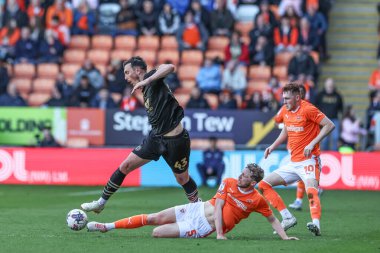 20 Nisan 202 'de Bloomfield Road, Blackpool' da Blackpool-Barnsley maçında Blackpool 'lu Josh Earl, Blackpool' lu Matthew Pennington ile karşılaştı.