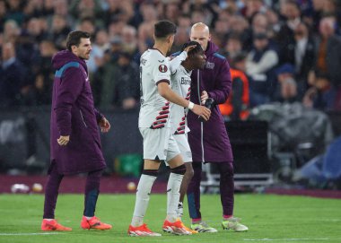 Bayer Leverkusen takımından Jeremie Frimpong, UEFA Avrupa Ligi çeyrek final maçında 18 Nisan 202 'de Londra Stadyumu' nda oynanan Bayer 04 Leverkusen maçında 1-1 'lik galibiyet golünü kutluyor.