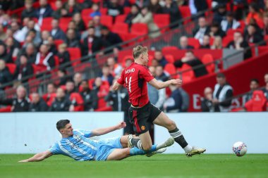 Coventry City 'den Bobby Thomas, Manchester United' ın Wembley Stadyumu 'nda 21 Nisan 2024 tarihinde oynanan ve Coventry City' nin Manchester United 'a karşı oynadığı yarıfinal karşılaşmasında Manchester United' dan Rasmus Hjlund 'u yere serdi.