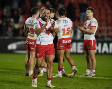 St. Helens 'ten Konrad Hurrell, 19 Nisan 202' de St Helens vs Hull FC ile oynanan Betfred Süper Lig karşılaşması sonrasında taraftarları selamlıyor.