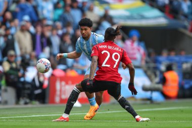 Coventry City 'den Milan van Ewijk, 21 Nisan 202 tarihinde Wembley Stadyumu' nda Coventry City ile Manchester United arasında oynanan Emirlikler Kupası yarı final maçında pas attı.