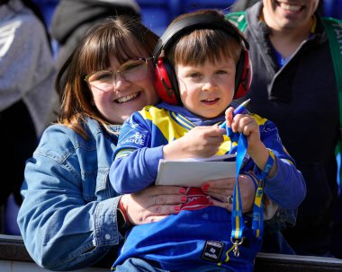 Warrington Wolves taraftarları, 20 Nisan 202 tarihinde Warrington, Warrington 'da oynanan Warrington Wolves-Leigh Stadyumu maçının ardından bunu kutluyorlar.