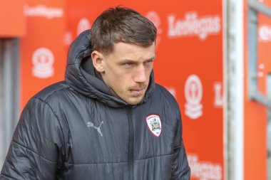 Barnsley takımından Mal de Gevigney, 20 Nisan 2024 'te Bloomfield Road, Blackpool' da Blackpool-Barnsley maçında