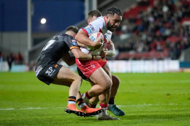 St. Helens 'ten Konrad Hurrell, 19 Nisan 202' de St Helens vs Hull FC 'de oynanan Betfred Süper Lig 8. Maçı' nda Hull FC savunmasında koşuyor.
