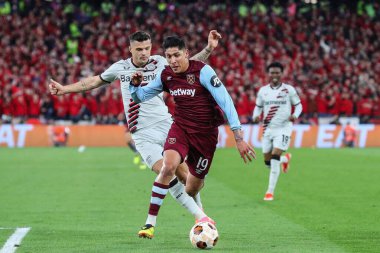 West Ham United takımından Edson Ivarez, 18 Nisan 2024 'te Londra' daki Londra Stadyumu 'nda oynanan Batı Ham United-Bayer 04 Leverkusen maçında topla birlikte ilerliyor.