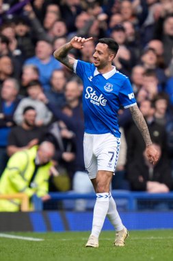 Everton 'dan Dwight McNeil, İngiltere' nin Liverpool kenti Goodison Park 'ta oynanan Premier League maçında Everton-Nottingham Forest maçında 2-0' lık skorla gol attıktan sonra taraftarları selamlıyor.