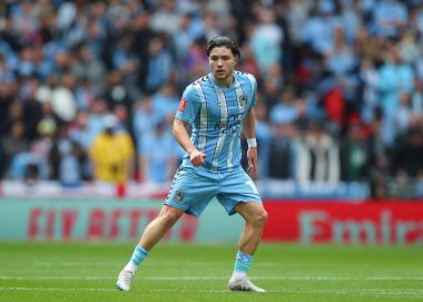 Coventry City 'den Callum O' Hare, 21 Nisan 202 tarihinde Wembley Stadyumu 'nda Coventry City ile Manchester United arasında oynanan Emirlikler Kupası yarı final maçı sırasında