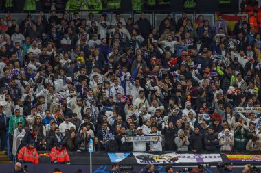 Real Madrid taraftarları ilk yarıda UEFA Şampiyonlar Ligi çeyrek finalinde 0-1 öndeler Manchester City ile Real Madrid arasında Etihad Stadyumu, Manchester, İngiltere, 17 Nisan 202