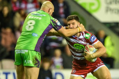 Wigan Warriors takımından Abbas Miski, 19 Nisan 202 'de Wigan, İngiltere' deki Wigan Stadyumu 'nda oynanan Betfred Süper Lig 8. Raundu karşılaşmasında Castleford Tigers' a karşı Liam Watts tarafından yenildi.