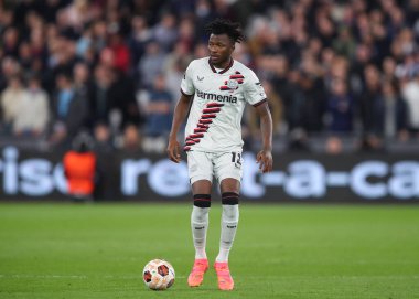 Bayer Leverkusen takımından Edmond Tapsoba, UEFA Avrupa Ligi çeyrek final maçında 18 Nisan 202 'de Londra' daki Londra Stadyumu 'nda Batı Ham United Bayer 04 Leverkusen' e karşı oynamıştır.