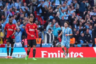 Coventry City 'den Callum O' Hare, 21 Nisan 202 'de Wembley Stadyumu' nda Coventry City 'nin Manchester United' a karşı oynadığı Emirates FA Kupası yarı final maçında 2-3 'lük galibiyetini kutluyor.