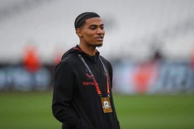 Bayer Leverkusen takımından Amine Adli, UEFA Avrupa Ligi çeyrek final maçında 18 Nisan 202 'de Londra' daki Londra Stadyumu 'nda oynanan Bayer 04 Leverkusen maçında maçı izledi.