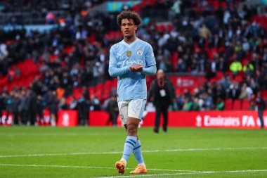 Manchester City 'den Oscar Bobb, 20 Nisan 202' de İngiltere 'nin Wembley Stadyumu' nda oynanan Manchester City - Chelsea maçının ardından taraftarları alkışlıyor.
