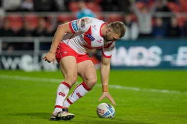 St. Helens 'ten Joe Batchelor, 19 Nisan 202' de St Helens vs Hull FC 'de oynanan Betfred Süper Lig 8. Maçı' nda kale altında gol atmak için deneme çizgisini geçiyor.