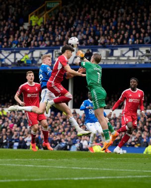 Everton 'dan Jordan Pickford, Premier League maçı sırasında Nottingham Ormanı' ndan Gio Reyna 'nın baskısı altında Goodison Park, Liverpool, Birleşik Krallık' ta Everton Nottingham Ormanı 'na karşı 21 Nisan 202' de yaptığı maçta yumrukluyor.