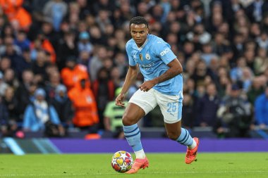 Manchester City 'den Manuel Akanji, 17 Nisan 202' de Etihad Stadyumu 'nda oynanan UEFA Şampiyonlar Ligi çeyrek final maçında topa vuruyor.