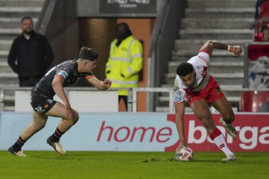 St. Helens 'ten Waqa Blake, 19 Nisan 202' de St Helens - Hull FC maçında Betfred Süper Lig maçında gol atmak için koşuyor.