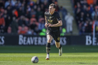 Barnsley 'den Josh Earl, 20 Nisan 202' de Bloomfield Road, Blackpool, İngiltere 'de oynanan Blackpool-Barnsley maçında topa vuruyor.