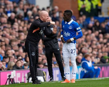 Everton 'ın Sean Dyche teknik direktörü Everton Premier Lig karşılaşması sırasında Everton - Nottingham Ormanı Goodison Park, Liverpool, İngiltere, 21 Nisan 202' de Idrissa Gueye ile konuştu.