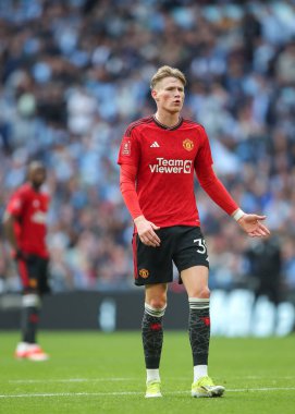 Manchester United 'dan Scott McTominay, Birleşik Krallık' ın Wembley Stadyumu 'nda Coventry City' nin Manchester United 'a karşı oynadığı 21 Nisan 202 tarihinde oynanan Emirlikler Kupası yarı final maçında tepki gösterdi.