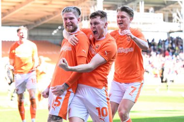 Blackpool takımından Hayden Coulson, 20 Nisan 202 'de Bloomfield Road, Blackpool' da oynanan Blackpool-Barnsley maçında 3-0 'lık galibiyetini kutluyor.