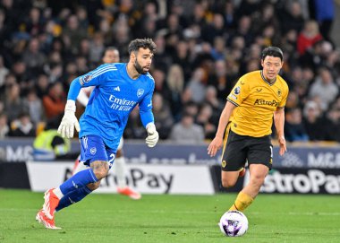 Arsenal 'den David Raya Wolverhampton Wanderers' ın 20 Nisan 202 'de Molineux, Wolverhampton' da oynanan Premier League maçında Hwang Hee-Chan tarafından kovalandı.