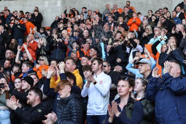 Blackpool taraftarları Blackpool 'dan Sonny Carey' in 20 Nisan 202 'de Bloomfield Road, Blackpool, İngiltere' de oynanan Blackpool-Barnsley maçında 1-0 'lık skorla maçı kazanmasını kutluyorlar.
