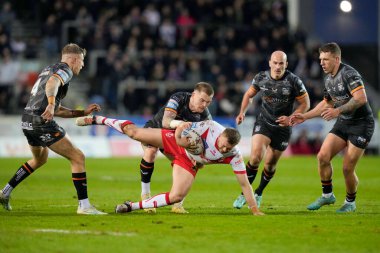St. Helens 'ten Joe Batchelor, 19 Nisan 202' de St Helens vs Hull FC 'de oynanan Betfred Süper Lig 8. Maçı' nda Hull FC savunmasında koşuyor.