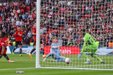 Coventry City 'den Victor Torp, 21 Nisan 202' de Wembley Stadyumu 'nda oynanan Emirates FA Cup yarı final maçında ofsayt için elenen bir gol attı.