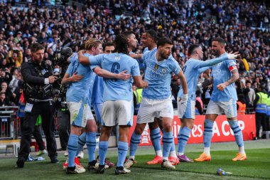 Manchester City 'den Bernardo Silva, 20 Nisan 202' de Wembley Stadyumu 'nda oynanan Manchester City - Chelsea maçında 1-0' lık galibiyet golünü kutluyor.