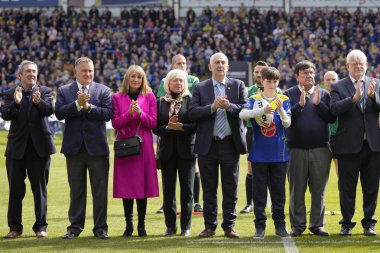 Sir Lindsay Hoyle (Avam Kamarası konuşmacısı) ailesi ile birlikte bu hafta Halliwell Jones Sta 'da oynanan Betfred Süper Lig 8. Raundu karşılaşmasında ölen babası Doug Hoyle' un anısına bir dakika alkış tutun.