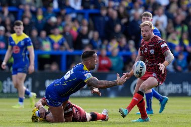 Warrington Wolves 'tan Paul Vaughan 20 Nisan 202' de Halliwell Jones Stadyumu 'nda oynanan Warrington Wolves - Leigh Leopards maçında topu doldurdu.