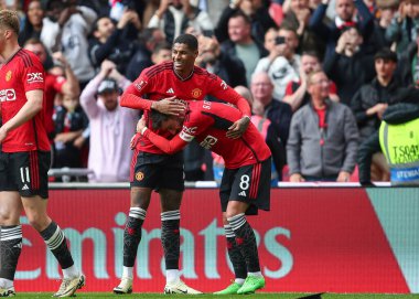 Manchester United takımından Bruno Fernandes, 21 Nisan 202 'de Wembley Stadyumu' nda Coventry City ile Manchester United arasında oynanan yarıfinal karşılaşmasında Manchester United 'ı 0-3 yenme golünü kutluyor.