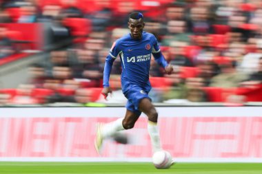 Chelsea 'li Nicolas Jackson, 20 Nisan 202' de Wembley Stadyumu 'nda Manchester City ile Chelsea arasında oynanan yarı final karşılaşmasında topu bırakıyor.