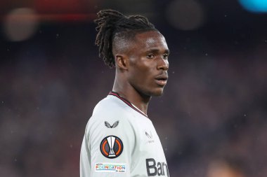 Bayer Leverkusen 'den Odilon Kossounou, UEFA Avrupa Ligi çeyrek final maçında West Ham United, Bayer 04 Leverkusen' e karşı Londra Stadyumu, Londra, İngiltere, 18 Nisan 202