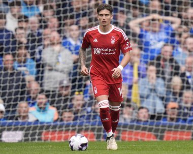 Nottingham Ormanı 'ndan Nicols Domnguez Premier League maçı sırasında Goodison Park, Liverpool, İngiltere' de oynanan Everton - Nottingham Forest maçında üst sahaya bakıyor.