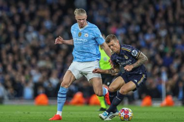 Real Madrid 'den Toni Kroos topu korurken, Manchester City' den Erling Haaland 17 Nisan 202 'de Etihad Stadyumu' nda oynanan Manchester Şampiyonlar Ligi çeyrek finalinde Real Madrid maçında baskı yapıyor.