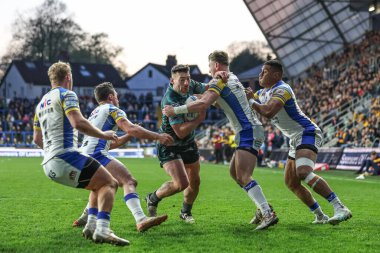 Huddersfield Giants takımından Jake Connor, Leeds, Leeds Stadyumu 'nda oynanan 8. Betfred Süper Lig karşılaşmasında gergedan savunmasını geçmeye çalışıyor.