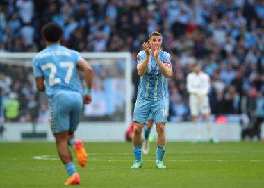 Coventry City 'den Ben Sheaf, Birleşik Krallık' ın Wembley Stadyumu 'nda Coventry City' nin Manchester United 'a karşı oynadığı 21 Nisan 202 tarihli Emirlikler Kupası yarı final maçında cesaretlendiriyor.